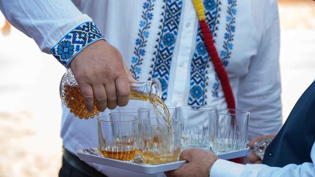 Amendă pentru țuica făcută acasă: Câți litri ai voie să produci pentru consum propriu