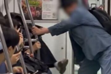 Bătaie în metrou pentru un loc pe scaun. Un bătrân și o tânără s-au încăierat în Seul