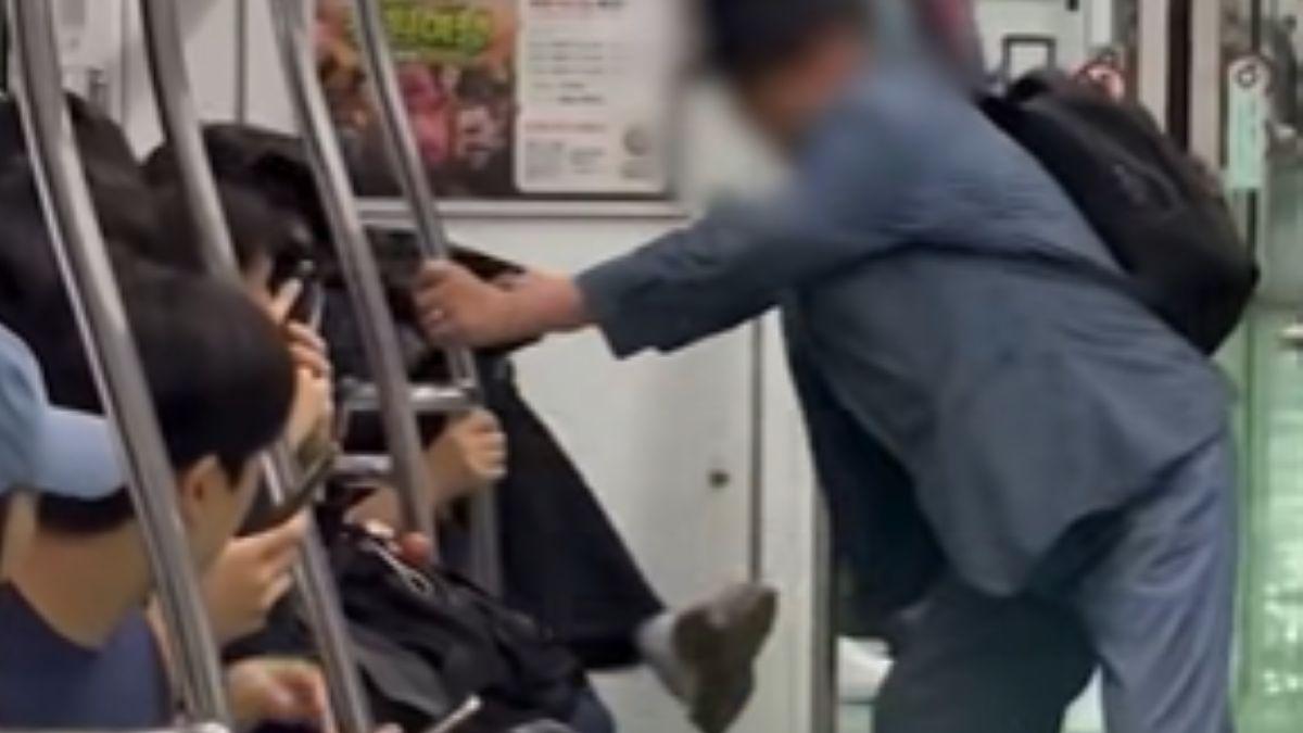 Bătaie în metrou pentru un loc pe scaun. Un bătrân și o tânără s-au încăierat în Seul
