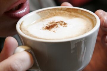 Bei cafea imediat după ce te trezești? Experții spun că s-ar putea să nu fie cea mai bună idee