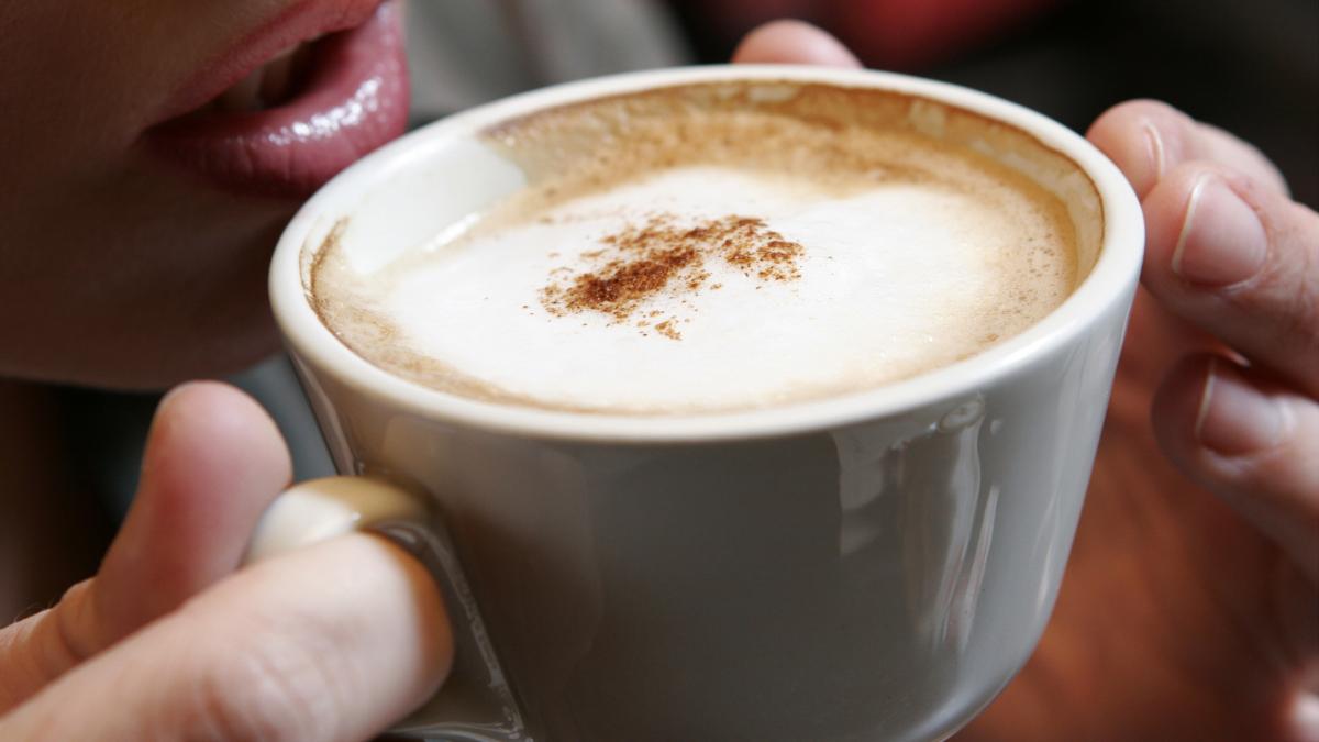 Bei cafea imediat după ce te trezești? Experții spun că s-ar putea să nu fie cea mai bună idee