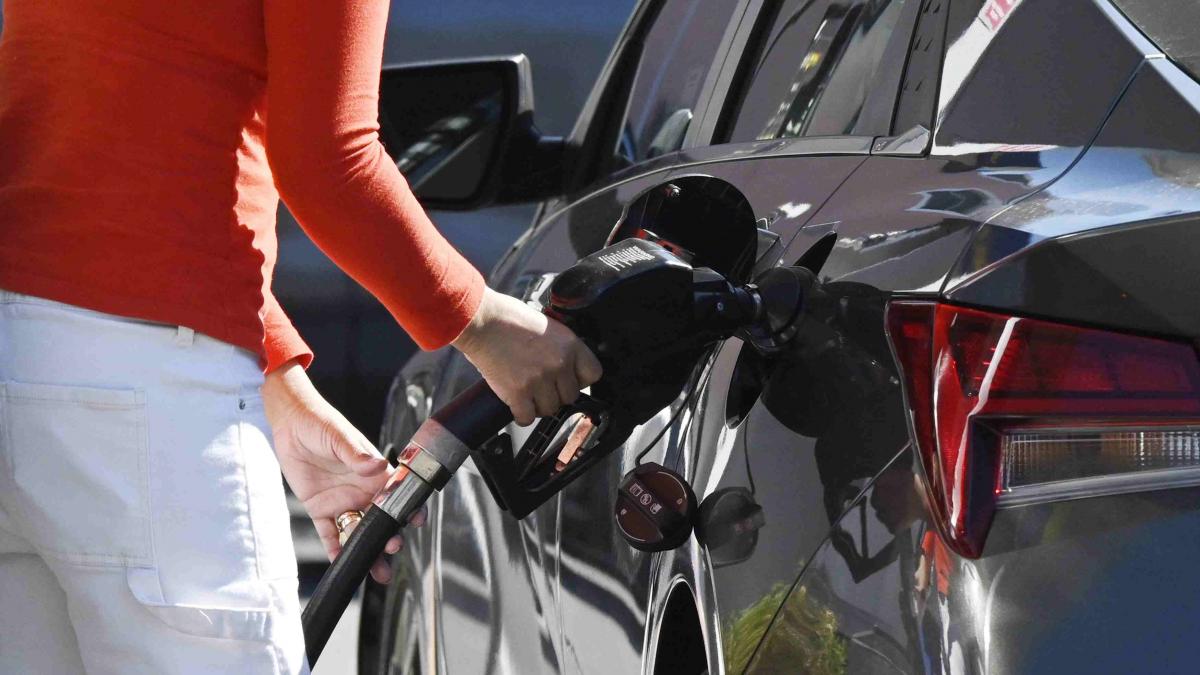 Benzina trece de 10 lei, motorina ajunge la 11 lei. Când ar putea apărea noile prețuri în România