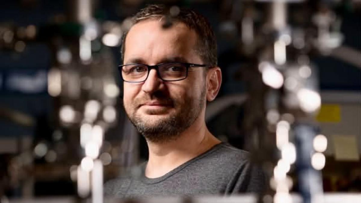 Un chimist român reproiectează materia: materiale care pot stoca energie și capta apă din aer
