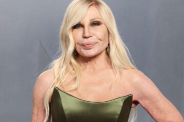Donatella Versace o ia de la capăt la 71 de ani. Noua afacere vizează Generația Z