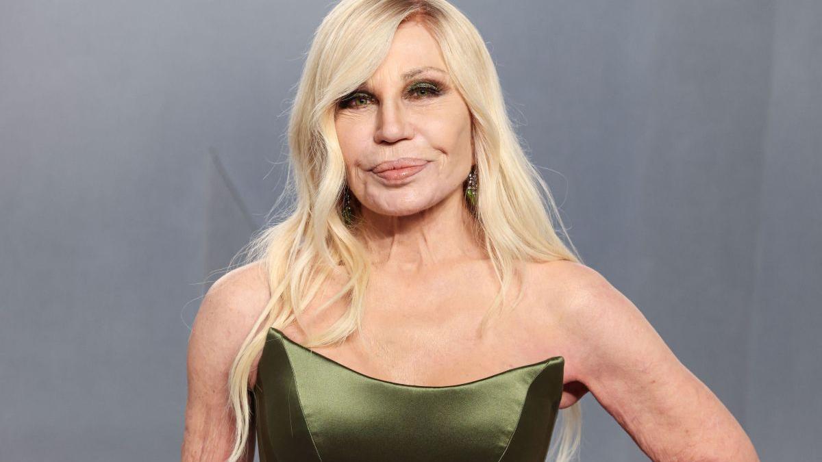 Donatella Versace o ia de la capăt la 71 de ani. Noua afacere vizează Generația Z