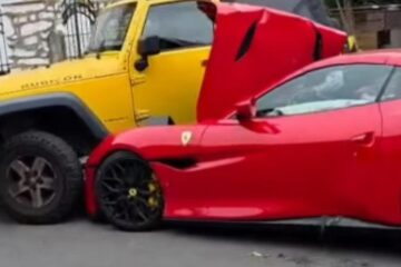 Ferrari făcut praf într-un accident spectaculos în Sibiu. Șoferul beat a intrat în 4 mașini și o țeavă de gaze