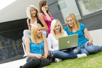 Generația Z pune la îndoială bunele maniere. 6 reguli care nu mai conving tinerii