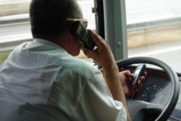 Atenție, șoferi! 10 gesturi aparent inofensive care ucid pe șosele