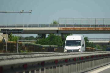 Guvernul îi sacrifică pe transportatori, pentru a salva 600 de milioane de euro din PNRR. România lucrului prost făcut: TollRo – noua taxă de drum, pornită de Bolojan, deși dă erori grave