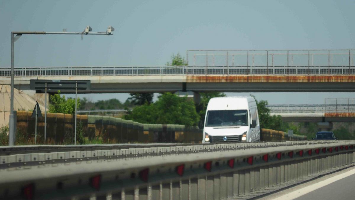 Guvernul îi sacrifică pe transportatori, pentru a salva 600 de milioane de euro din PNRR. România lucrului prost făcut: TollRo – noua taxă de drum, pornită de Bolojan, deși dă erori grave