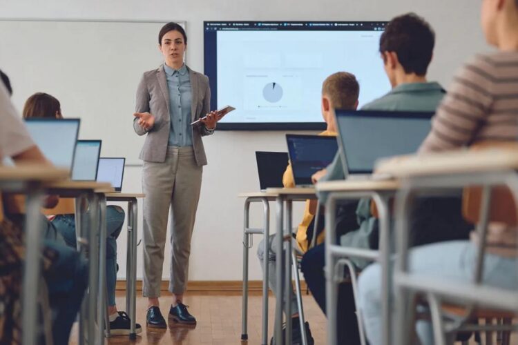 Inteligența artificială în educație: cum folosesc elevii și profesorii din România AI la clasă