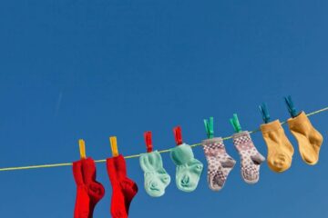 Nu arunca șosetele vechi! 5 moduri ingenioase în care le poți folosi la treburile casnice