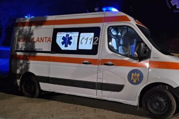 Opt persoane au fost trimise în judecată în Cluj după ce au atacat o ambulanță cu bâte și pietre