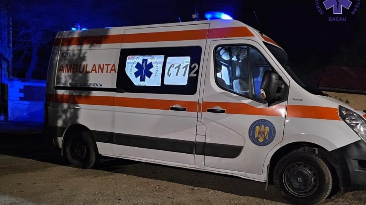 Opt persoane au fost trimise în judecată în Cluj după ce au atacat o ambulanță cu bâte și pietre