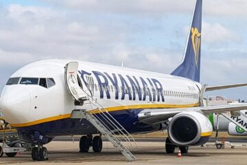 Pericol la îmbarcare: De ce se împiedică pasagerii pe scările avioanelor Ryanair