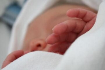 Povestea uimitoare a unei femei care a dat naștere unui copil dintr-un embrion congelat în urmă cu peste două decenii