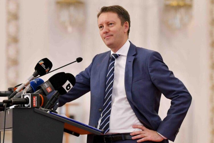 Premierul desemnat merge în Parlament în ciuda presiunilor PSD