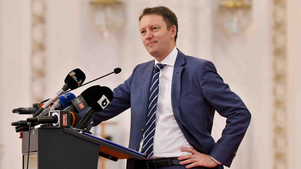 Premierul desemnat merge în Parlament în ciuda presiunilor PSD