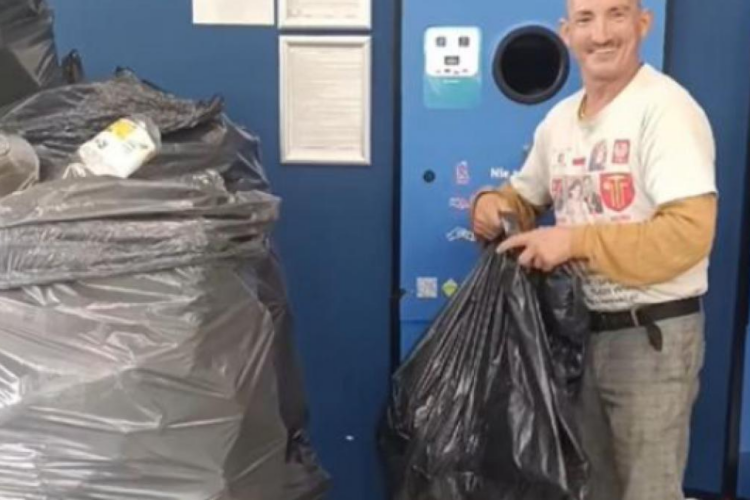 Record la reciclare: Un bărbat a stat 10 ore la automat și a returnat 11.218 sticle și doze