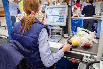 Schema simplă prin care o casieriță a furat sute de mii de euro de la casa de marcat. O singură anomalie a dat-o de gol