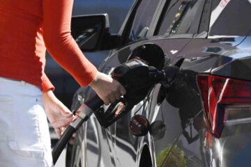 Scumpiri masive la carburanți: Benzina standard se apropie de 10 lei/litru, iar motorina trece de 10,5 lei