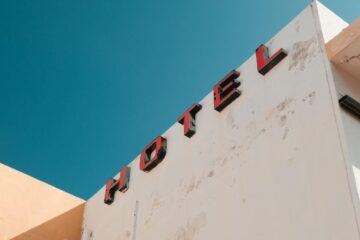 Sezonul falimentului în turism. Sute de hoteluri și pensiuni, scoase la vânzare