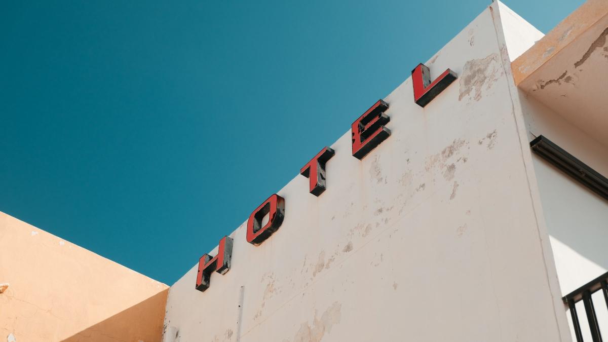 Sezonul falimentului în turism. Sute de hoteluri și pensiuni, scoase la vânzare