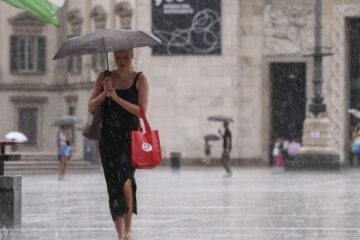 Toamna își intră brusc în drepturi: ANM anunță o schimbare radicală de vreme de duminică, cu ploi și frig