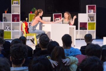 „Vape me in”, spectacol de teatru care explorează vulnerabilităţile adolescenţei, prezentat în cinci oraşe