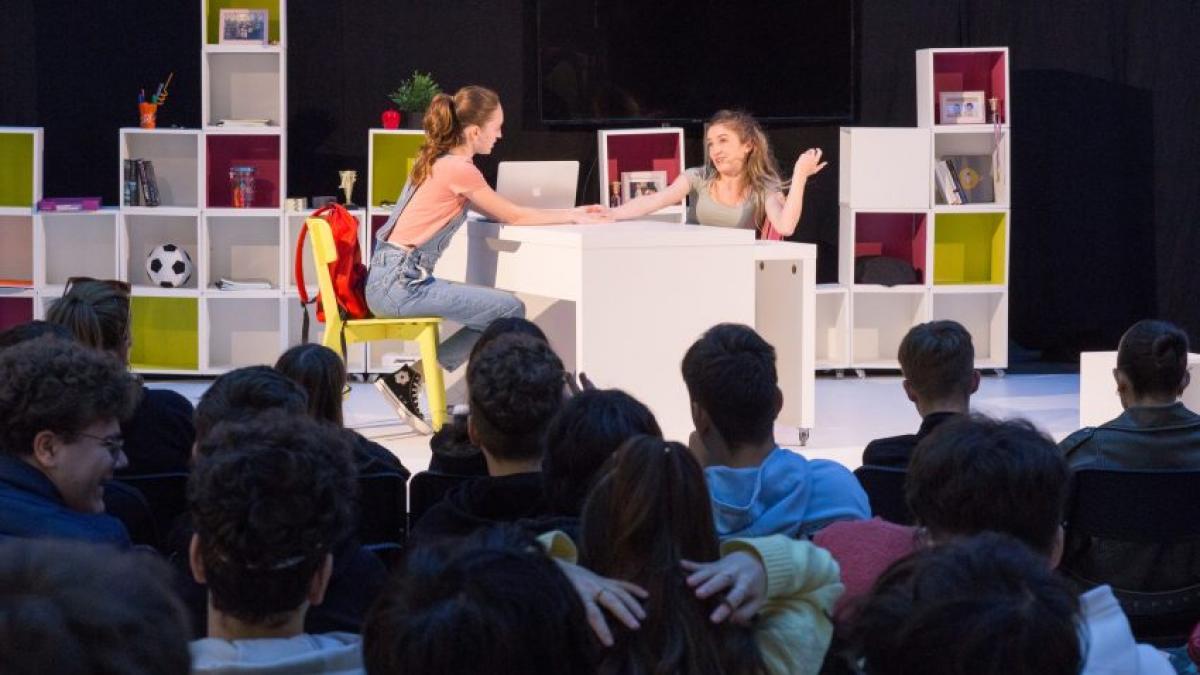 „Vape me in”, spectacol de teatru care explorează vulnerabilităţile adolescenţei, prezentat în cinci oraşe