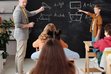 Zeci de mii de profesori nu și-au primit banii, după ce plățile au întârziat un an