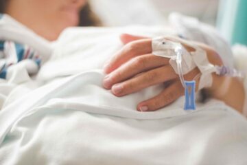 A învins cancerul de colon de trei ori: Semnul banal pe care o femeie l-a ignorat la început