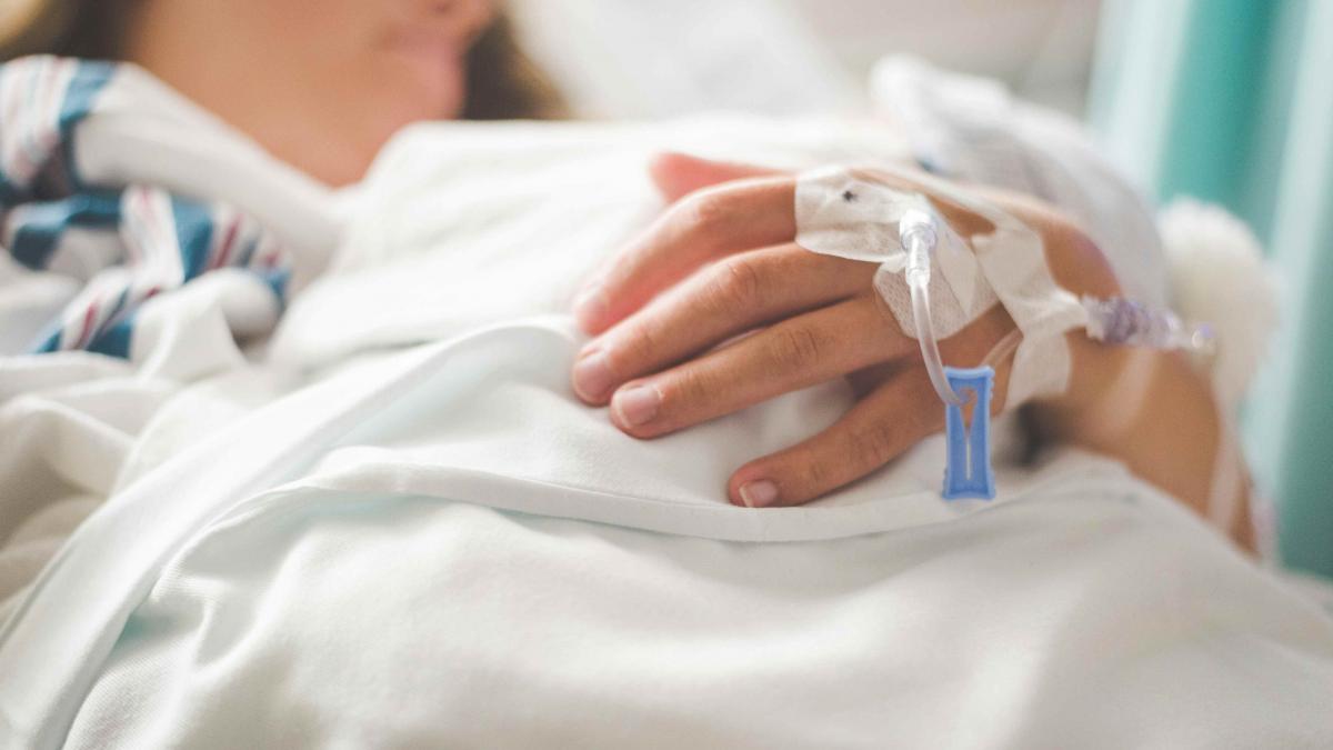 A învins cancerul de colon de trei ori: Semnul banal pe care o femeie l-a ignorat la început