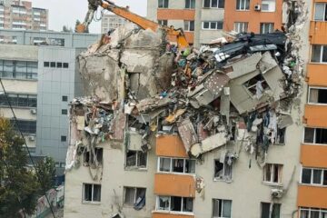 ALERTĂ în Rahova: S-a prăbușit o parte din blocul aflat în demolare!