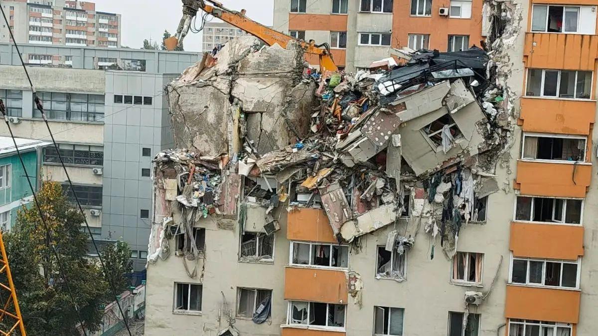 ALERTĂ în Rahova: S-a prăbușit o parte din blocul aflat în demolare!