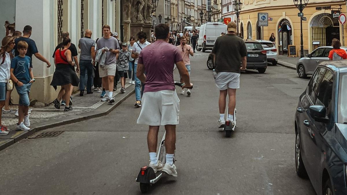 Cum poți să iei amendă când mergi cu trotineta electrică. Regulile încălcate de mulți utilizatori