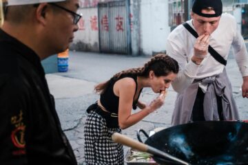 Cea de-a 26-a ediţie Asia Express, lider detașat de audienţă. Diseară, concurenții, puși să mănânce pietre în China! O misiune gastronomică neobișnuită stârnește distracția generală, în lupta pentru imunitatea mică