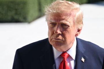 Bani pentru seniori înainte de alegeri: Donald Trump anunță plăți de 2 miliarde de dolari
