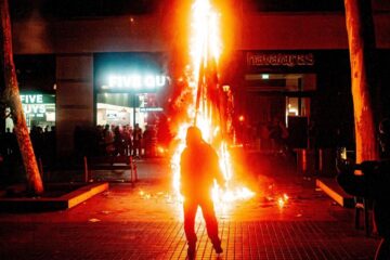 „Institut Indignats”: cum s-a extins în Europa revolta tinerilor pornită din liceele Franței. 100 de reținuți la Barcelona, dintre care un sfert sunt minori