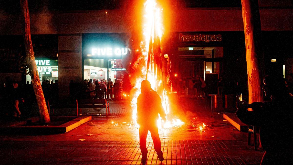 „Institut Indignats”: cum s-a extins în Europa revolta tinerilor pornită din liceele Franței. 100 de reținuți la Barcelona, dintre care un sfert sunt minori