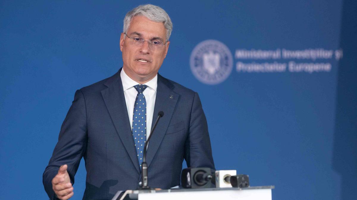 Bătaie de joc. Ministerul Fondurilor dă 150.000 de lei pe pixuri și umbrele