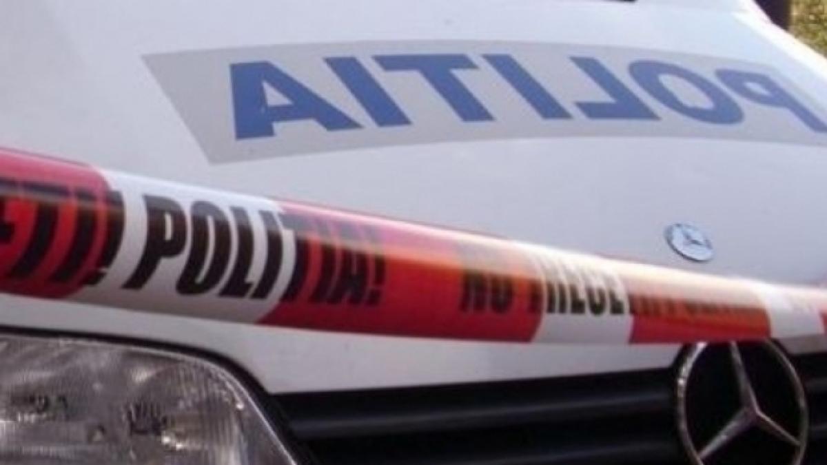 Camion pe contrasens, lovit în plin o autospecială de salubritate în Ilfov. Șoferul are fracturi la ambele picioare