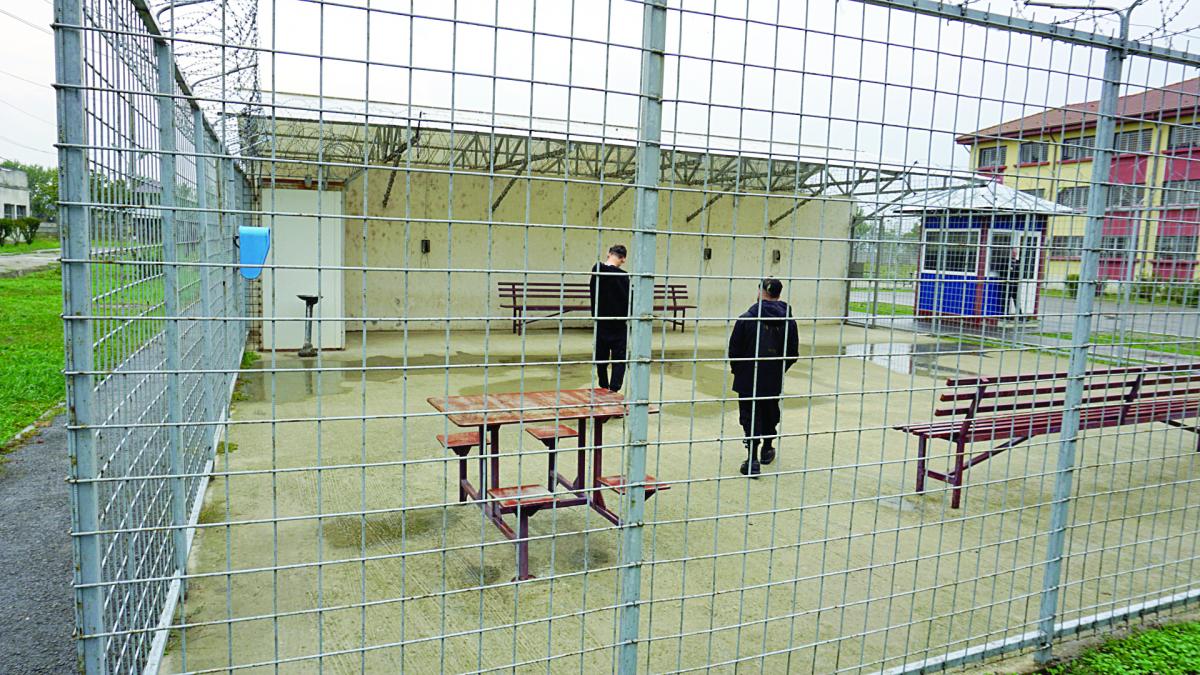 „Aveam 16 ani când l-am ucis pe tata. Am băgat cuțitul în el, eram drogat”. Reportaj în pușcăria copiiilor de la Brăila-Tichilești