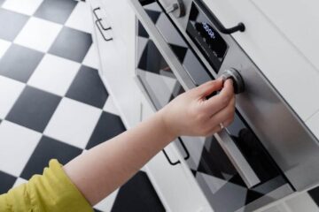 Cum cureți cuptorul de resturile arse fără să freci ore întregi. Metoda care îți ușurează munca