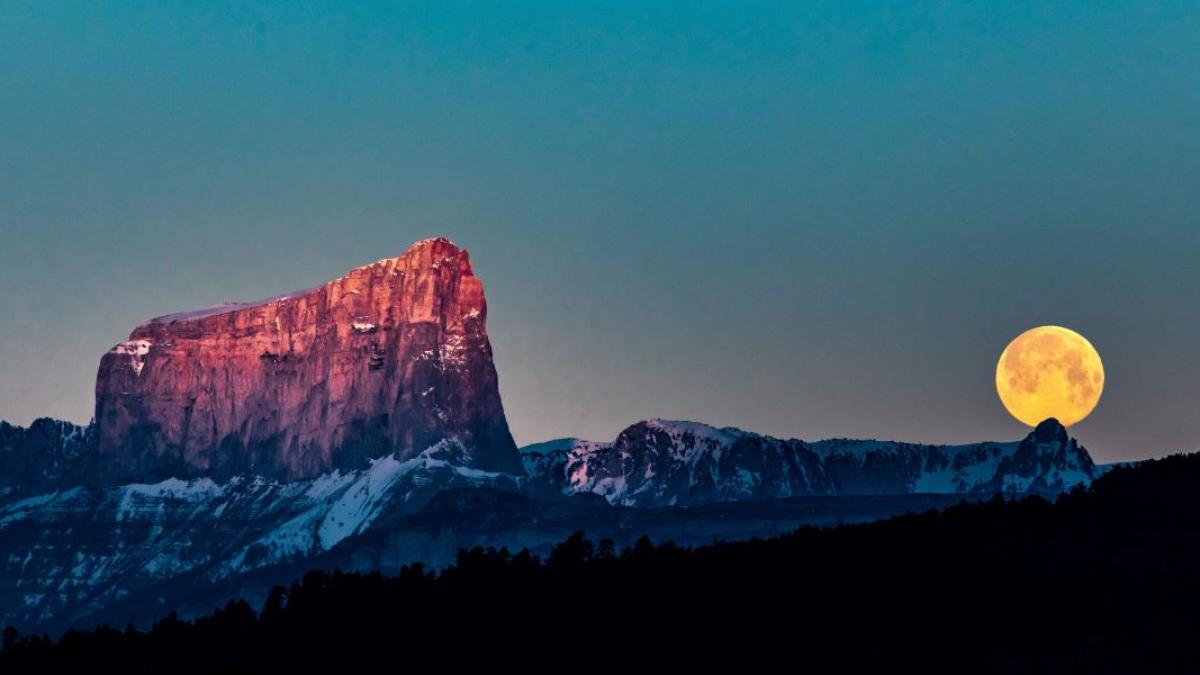 Cum îți îndeplinești dorințele cu ajutorul Lunii? Stabilește intențiile la Luna Nouă și eliberează-te de trecut la Luna Plină
