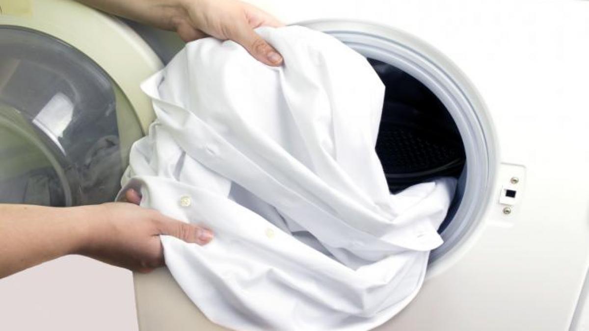 Cum redai albul cearșafurilor fără înălbitor? Trucul simplu cu două ingrediente din bucătărie