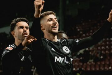 Cupa României la fotbal: Scandări rasiste, meci oprit și 4 goluri în derby-ul Clujului. Șumudică a vrut să retragă echipa