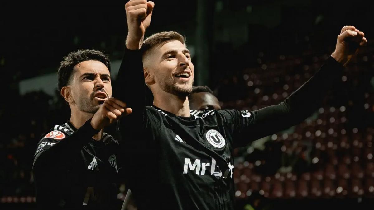 Cupa României la fotbal: Scandări rasiste, meci oprit și 4 goluri în derby-ul Clujului. Șumudică a vrut să retragă echipa