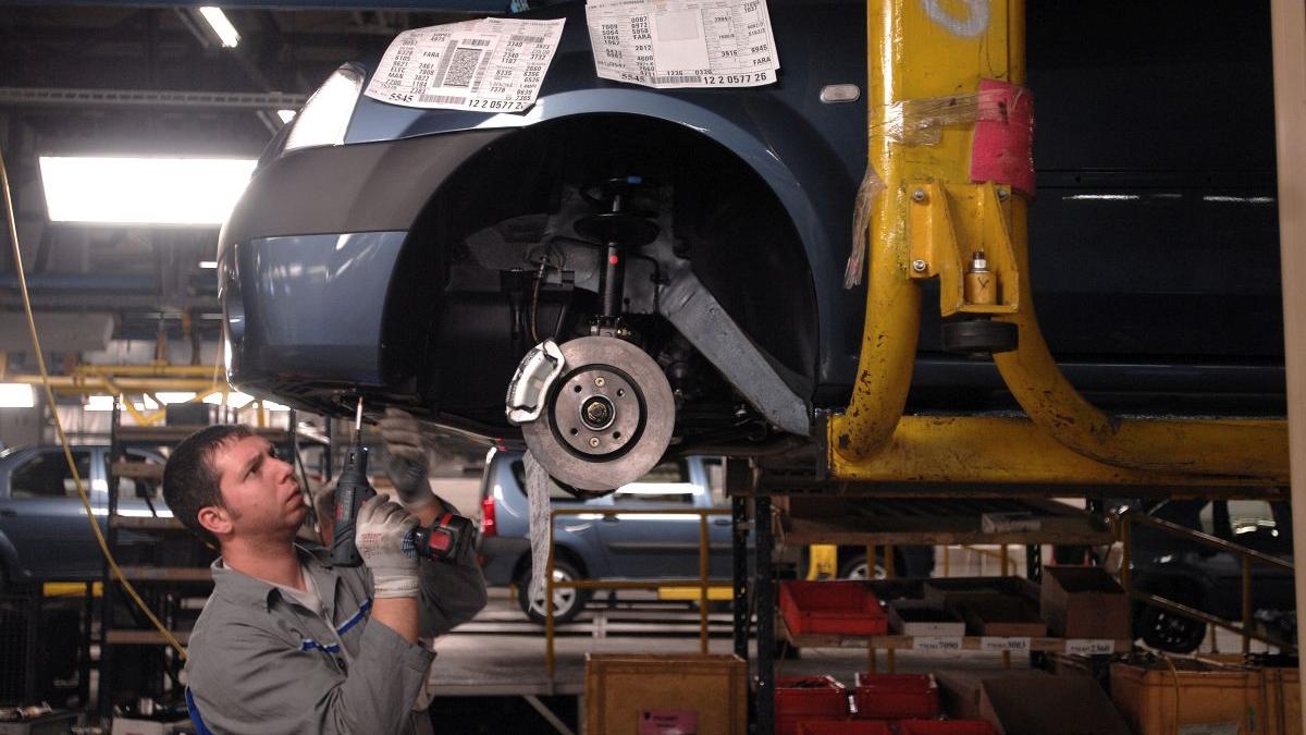 Dacia începe „plecările voluntare” la Mioveni. Angajații pot primi până la 240.000 de lei