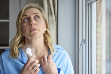 De ce unele femei resimt mai puternic simptomele menopauzei? Ce au descoperit cercetătorii